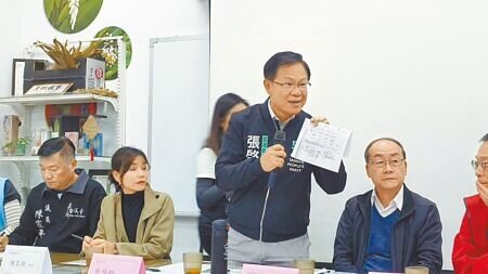 
民眾黨嘉義市長參選人張啟楷立委，20日晚間協調林鐵處與店家的簽約條件。（廖素慧攝）
