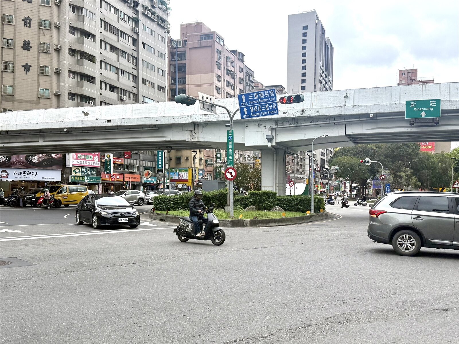 新北市三重區重新路與中正北路圓環事故頻傳，近3年累積逾300件交通事故。記者張策／攝影 