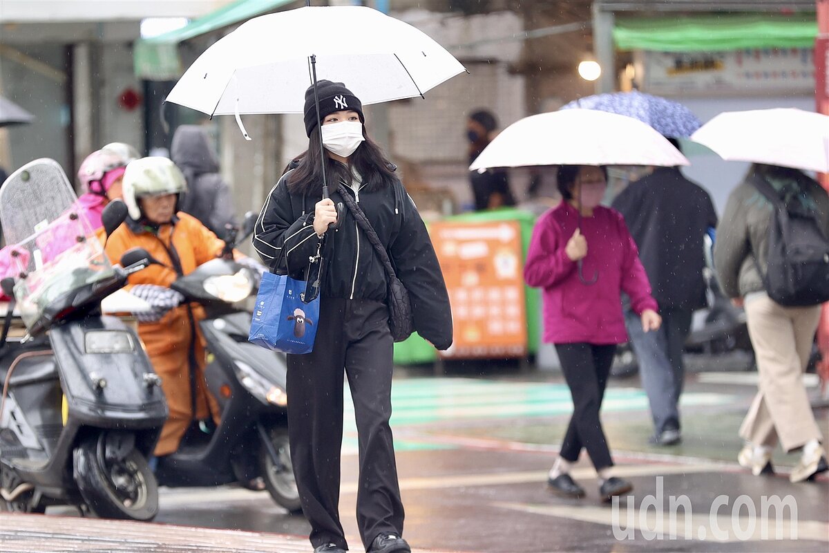 這兩天強烈大陸冷氣團影響，環境水氣仍多，苗栗以北到宜蘭、花蓮為多雲到陰局部短暫陣雨天氣，今天苗栗以北到宜蘭白天高溫12至15度。圖／聯合報資料照片
