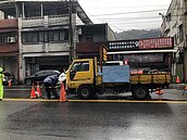 防麥金路大停水重演　基隆八堵路疑自來水滲漏凹陷…探挖釐清工法