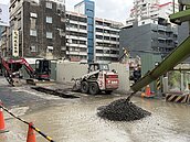 台南鬧區天坑填好再塌　市府開挖找原因　監測暫無波及民宅