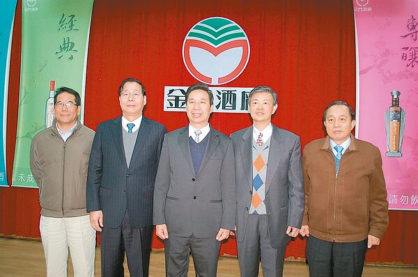 金門縣長陳福海(左三)昨介紹金酒新任首長,董事長林德恭(右二)、總經理陳永明(左二)。 記者蔡家蓁/攝影