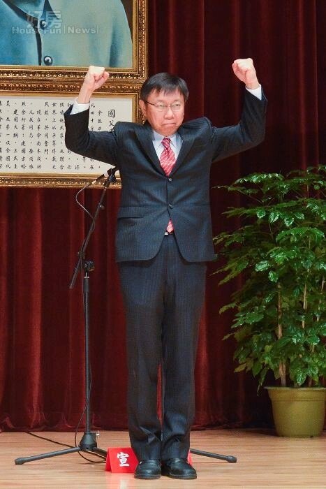 柯文哲用雙手高舉握拳的柯氏動作表示信心與決心。（好房網News記者 陳韋帆／攝影）