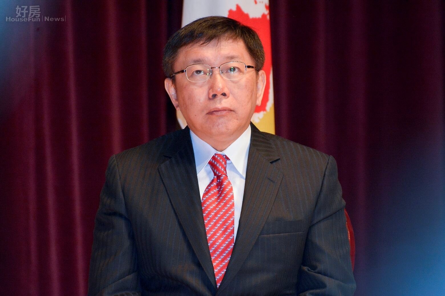 台北市長柯文哲在郝龍斌卸任致詞時似乎覺得太冗長,表情有點無奈與不耐煩。(好房網News記者 陳韋帆/攝影)