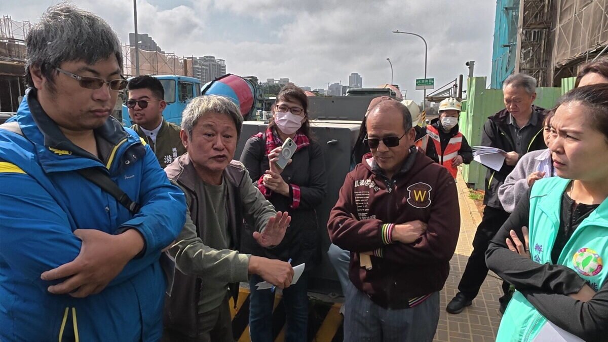 建管處人員解釋，如果今天建照申請完成，按照車庫出入口位置，適度遷移變電設施不影響車輛出入就可以成案。圖：李春台攝