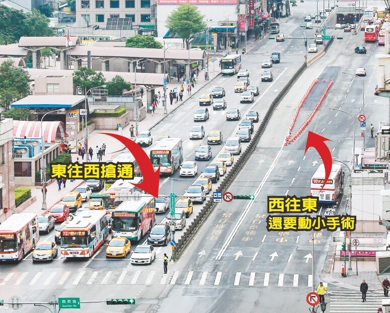 忠孝西路公車專用道拆除工程，為了上午能夠恢復通車，施工人員半夜加快腳步完成清理地面、鋪瀝青混凝土與畫車道標線等工程，除了往台北東區方向的車道因為管線問題而暫時擺置三角錐封鎖外，其餘車道皆已恢復通車。 記者鄭清元／攝影