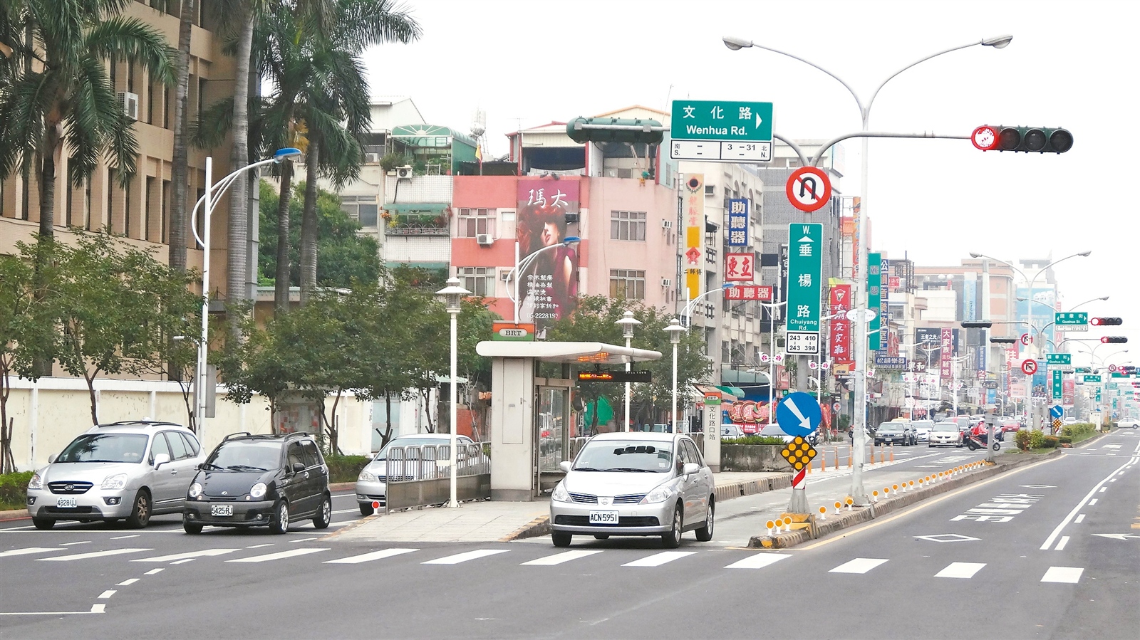 嘉義市長涂醒哲宣布廢除垂楊路段BRT公車專用道，上路第一天，一般車輛駕駛人還不習慣。 記者魯永明／攝影