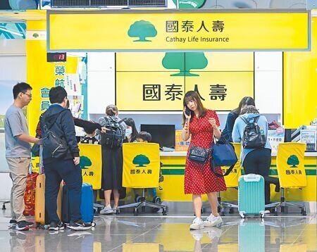 
旅遊不便險新制，4月起限購限賠。圖為桃園機場出境旅客在保險櫃台前詢問或投保旅遊平安險。（本報資料照片）
