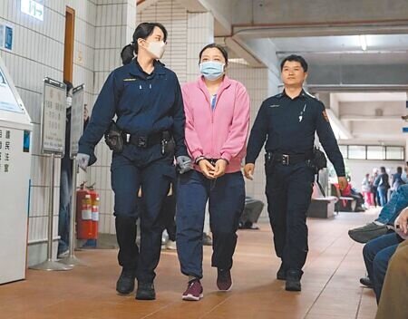 
台中豐原王姓一家5口命案，台中地院22日首度開庭，主嫌「李團長」李惠雯（中）出庭時認罪。（李京昇攝）
