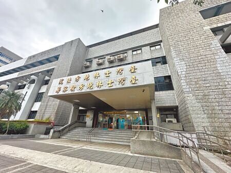 前大同公司副董事長、有「西門町地王」的吳振隆,疑透過兒子獲知樂迦重大利多消息後,在禁止交易期間買進股票套利,涉嫌《證券交易法》內線交易罪。檢察官22日訊後諭知吳振隆100萬元交保並限制出境出海。(陳志賢攝)