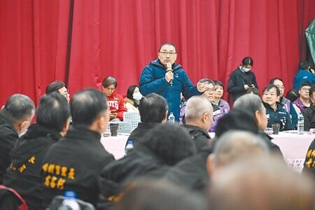 新北市長侯友宜(站立者)22日率市府團隊赴汐止區與里長行動治理座談,地方最關注的仍是交通與基礎建設,侯友宜表示,汐止區透過捷運汐東線、基隆捷運的雙軌布局,未來可望紓解汐止交通壅塞狀況。(高鈞麟攝)