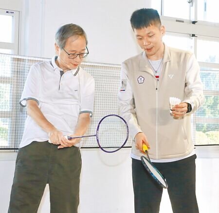 行政院長卓榮泰22日指示全力推動文化幣、客家幣、運動幣。圖為去年文化部長李遠(左)和運動部長李洋一同宣傳。(本報資料照片)