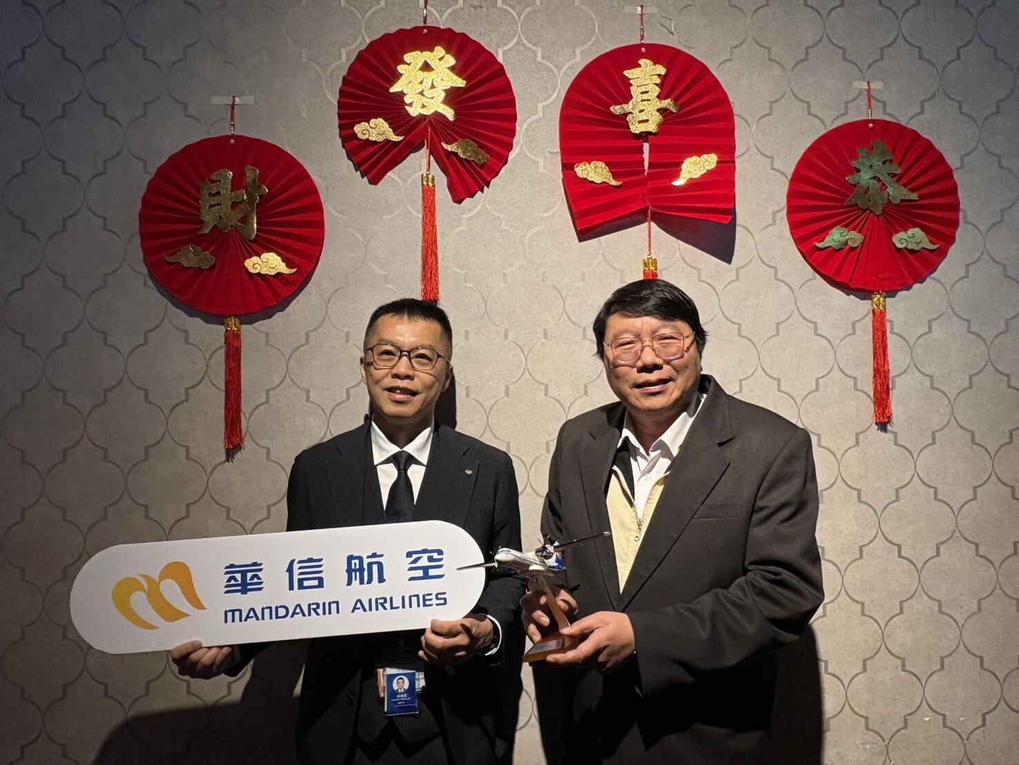 華信航空董事長陳大鈞(右)、總經理莊明哲(左)。記者甘芝萁/攝影