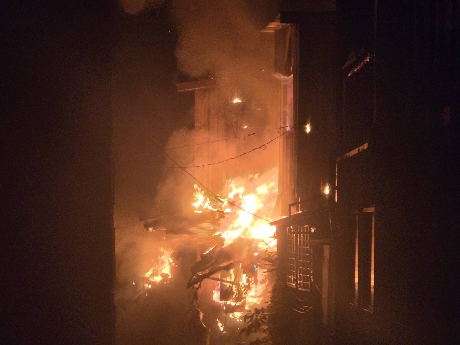 基隆市成功二路一處民宅去年11月大火，並波及鄰近公寓，也是堆積大量資源回收物起火。記者游明煌／攝影 