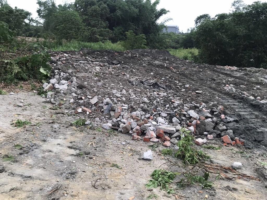 南檢偵辦廢棄物亂倒集團,查獲26處非法傾倒,面積近30公頃,起訴102人、 27家公司。圖/台南地檢署提供