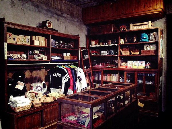 咖啡館內也有濃厚的電影風味,一些電影中所用的道具也可看見。(截取自特種商行臉書)