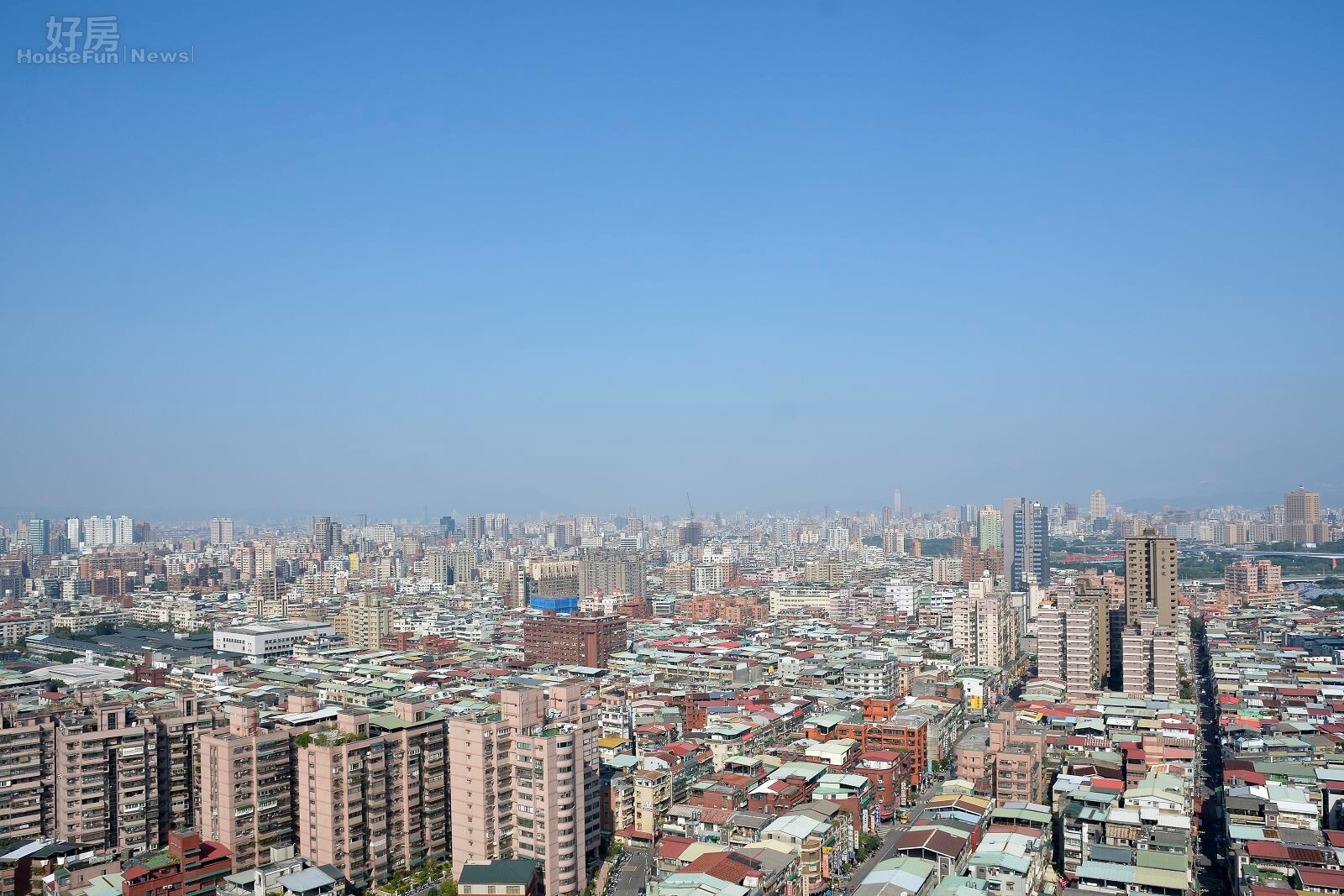 新北市的房市景多數是新大樓與華廈、公寓穿插,也可以看到老公寓有許多頂樓加蓋。(好房網News記者 陳韋帆/攝影)