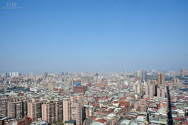 新北市的房市景多數是新大樓與華廈、公寓穿插,也可以看到老公寓有許多頂樓加蓋。(好房網News記者 陳韋帆/攝影)