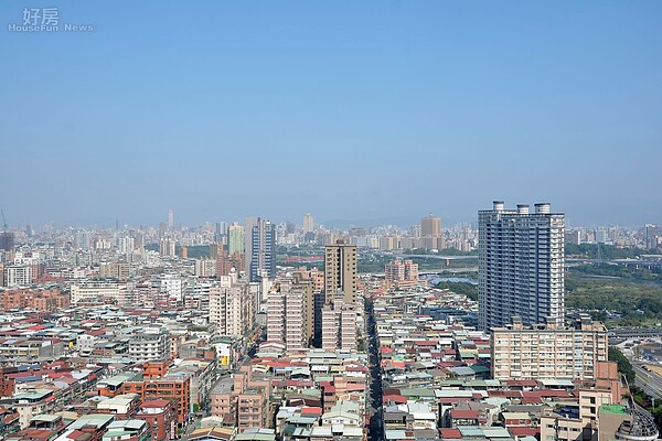 新北市的房市景多數是新大樓與華廈、公寓穿插，也可以看到老公寓有許多頂樓加蓋。（好房網News記者 陳韋帆／攝影）