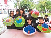 童彩繪斗笠　鳳林下起「桐花雨」