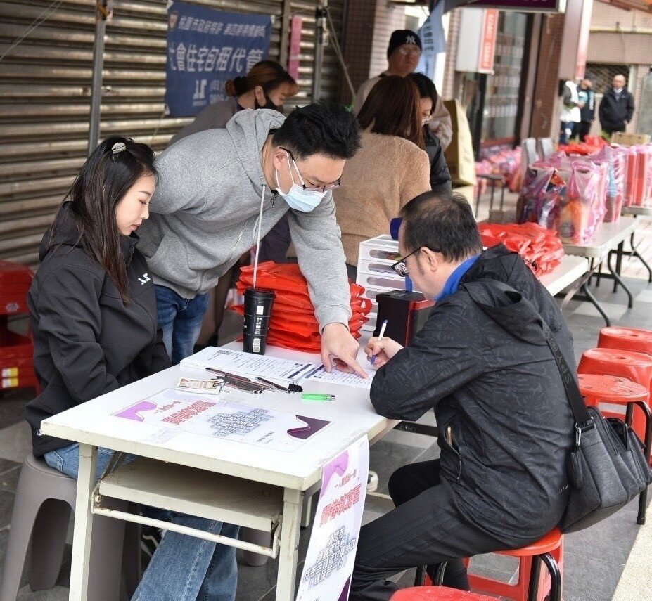 包租代管業者結合社區活動說明桃市府該期政策。圖：住發處提供
