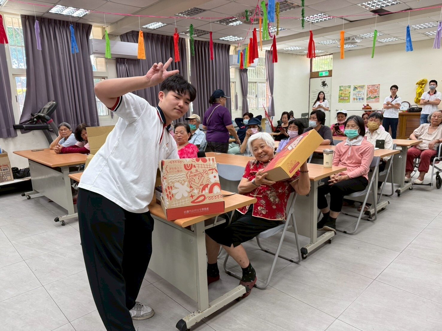 業者也到長照據點向高齡者說明桃市府包租代管政策。圖：住發處提供