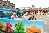 他巧手彩繪　百年老厝添新貌