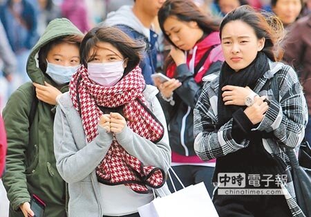 中央氣象局表示，周二（16日）起入冬首波寒流報到，氣溫將下探8、9度。（黃世麒攝） 