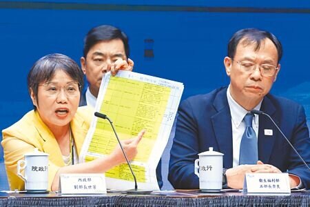 
立院內政委員會19日邀請內政部長劉世芳（左）就「社宅政策無法落實的檢討」專案報告，但內政部書面報告卻擅改題目，變成「當前興建社會住宅政策之挑戰、檢討與策進：百萬戶租屋家庭支持計畫精進方案」。（本報資料照片）
