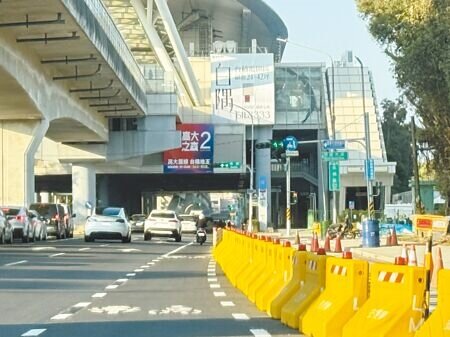 
因應高雄楠梓台積電廠區施工，高市府在左營區翠華路設置右轉專用道，將進入施工廠區的大貨車與機車分流，卻因為壓縮到機車通行空間、照明不足等問題，造成3名騎士摔車受傷，為避免再發生意外，目前高市交通局將右轉專用道暫時封閉。（紀爰攝）
