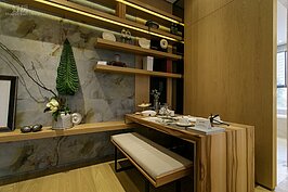 若能發揮創意，小空間也有寬闊感。以往客廳加飯廳這種「兩廳」的設計，在不到20坪的房屋內已經不需要。取而代之的是與客廳融合在一起的用餐環境。透過巧思，原本四肢腳的餐桌變成可活動式的設計，兩人夫妻、三人朋友甚至是五人都可一起用餐。