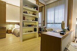 一般真正有人居住的房子，不可能事事樣樣都擺放的整整齊齊乾乾淨淨，這間樣品屋就是忠實呈現有人居住的樣子。看似擁擠，不過大片的採光玻璃搭配穿透式的空間設計，整體感覺變得十分寬廣。