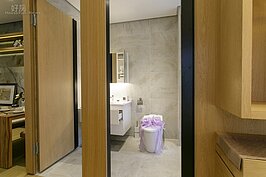 開雙門的浴室是較少見到的設計。