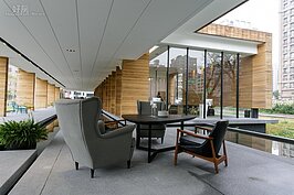 圍著圓桌廊下的沙發，會讓人聯想到飯店中庭或是度假中心，心情輕鬆下自然生意也容易談成。