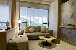 現代人有電視有網路，許多人回家之後就是把自己關在房間內足不出房，相對的家庭關係也越來越陌生冷淡。新的居住關係就是要回歸傳統以客廳為生活重心的那種時代。設計者故意縮小房間，甚至取消更衣室等，以換得大的客廳空間。負責推案的傳真實業董事長王明成強調：「臥室只是睡覺更衣的地方，真正溫馨的家庭核心就在客廳」。