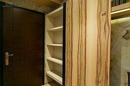 大門旁可調整高度的鞋櫃，再多的鞋子都可輕鬆收納。