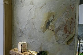 牆壁貼磁磚像廁所，貼壁紙已經落伍，刷油漆又太單調。現在流行貼薄石板。除了花紋永不見重複外，也有吸濕調節室內溫度的功能。
