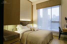 大片玻璃採光的主臥房。