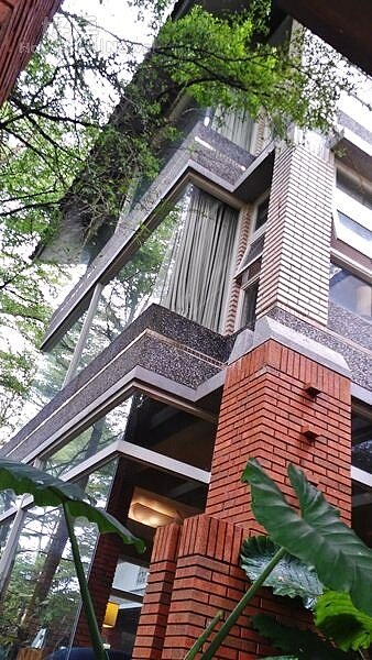 1.位於高雄市大樹區的明山莊,現代中帶有禪意。