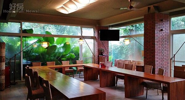 3.從屋內向外望,感覺好像與大自然融為一體。