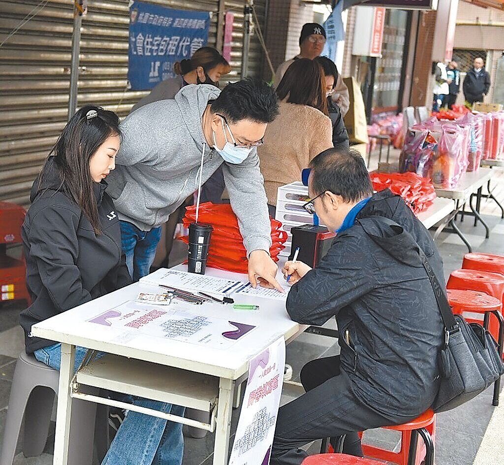 桃園市包租代管計畫將有5000戶租屋族受惠，業者積極結合社區活動說明政策，甚至深入到長照據點向高齡者講解。圖／桃園市住宅發展處提供
