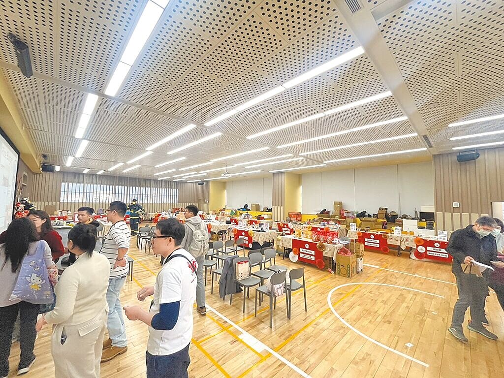 台北市南京東路1棟大樓10樓18日舉辦年貨試吃會，因在室內使用瓦斯爐、燃燒不完全導致一氧化碳濃度飆高，13人送醫。圖／民眾提供
