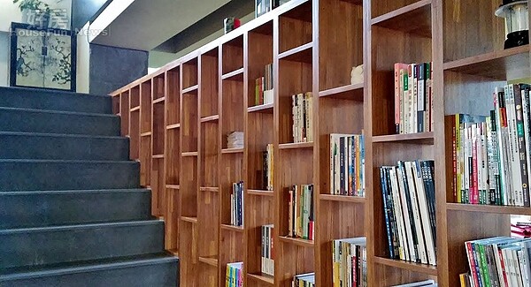 5.梯間造型獨特的書櫃,搭配古董的邊櫃,很有詩意的氛圍。