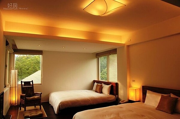 7.房間「一蓑煙雨」以蘇軾的《定風波》為靈感,以棕櫚感地墊與竹椅呼應詩中的竹林、竹杖,再以雨絲燈飾相呼應。