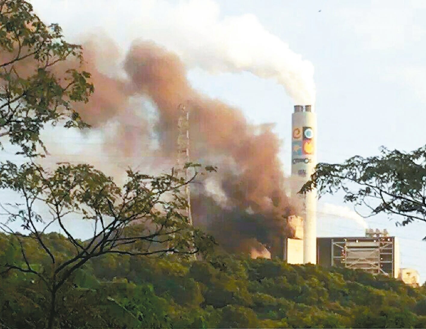 「高屏地區空氣汙染物總量管制計畫」草案預定農曆年前實施,當地工廠如果空汙排放量超過核定量,需向其他工廠購買差額,一噸汙染費約2~3萬。圖為龜山鄉華亞汽電廠的大煙囪。 報系資料照