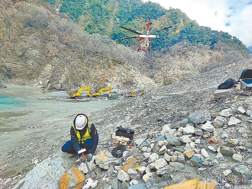 林保署花蓮分署由空勤直升機協助，本月15日至馬太鞍溪堰塞湖更換側岸式水位計，持續監控水位變化。圖／林保署花蓮分署提供
