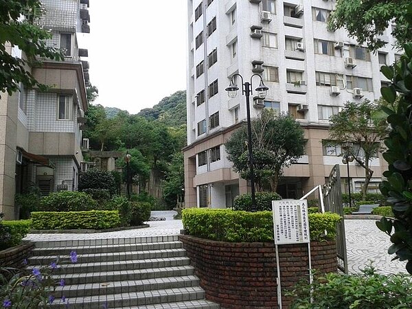 
2開放式的中庭寬敞，可提供居民散步休憩。