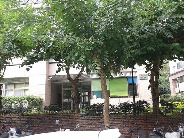 
3大樓外綠樹林蔭，空氣清新。