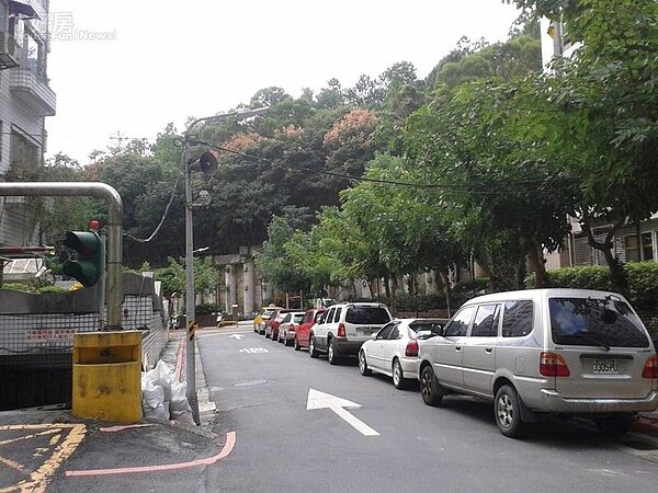 
6內湖路三段內道路稍嫌狹小，部分路段只能單向通行。