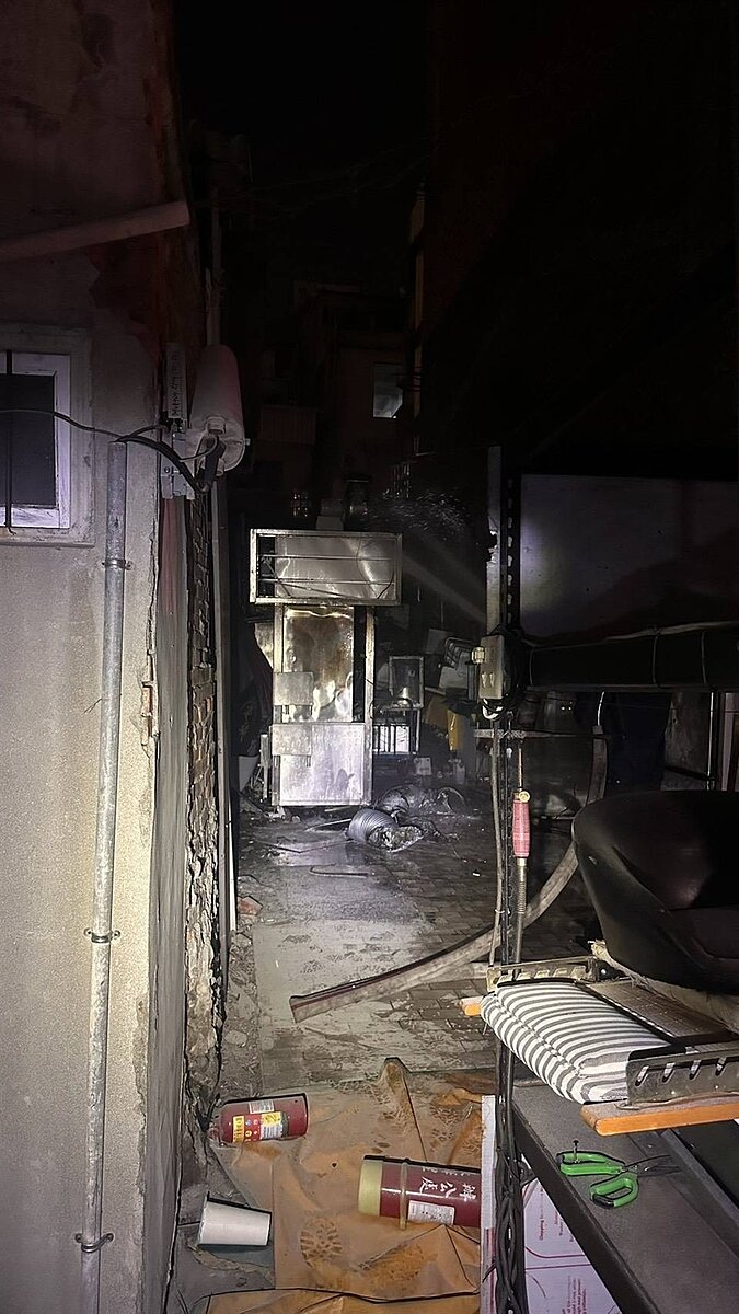 高市六合夜市傳火警，燒烤攤未將炭火熄滅起火，付之一炬。圖／讀者提供
